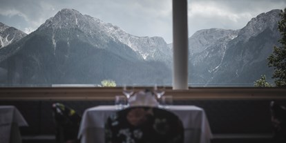 Hotels an der Piste - Hotel-Schwerpunkt: Skifahren & Familie - Sexten Moos - Restaurant mit Panoramablick - Berghotel Zirm 