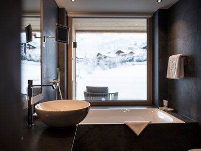 Hotels an der Piste - Hotel-Schwerpunkt: Skifahren & Kulinarik - Colfosco - Einige Bäder bieten eine romantische Wanne mit Sicht an - Hotel Cappella
