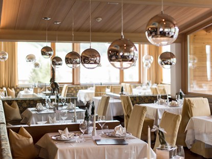 Hotels an der Piste - Dolomiten - Speisesaal mit Sicht zu den Pisten und zu den Bergen - Hotel Cappella