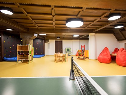 Hotels an der Piste - Kinder-/Übungshang - Kinderspielraum mit Kletterwand, Malecke, Tischfußball, Ping Pong Tisch und vieles mehr - Hotel Cappella