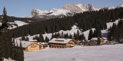 Hotels an der Piste - Hotel-Schwerpunkt: Skifahren & Ruhe - Alta Badia - Außenansicht Hotel Tirler  - Dolomites Living Hotel Tirler