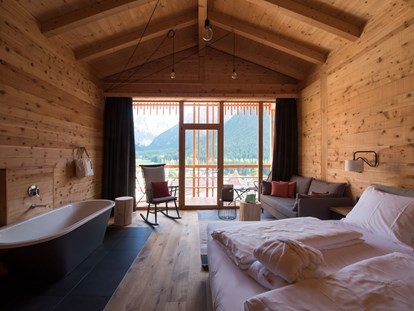 Hotels an der Piste - Pools: Außenpool beheizt - Skigebiet 3 Zinnen Dolomites - Zirbenchalet romantisch Top - Berghotel Sexten Dolomiten