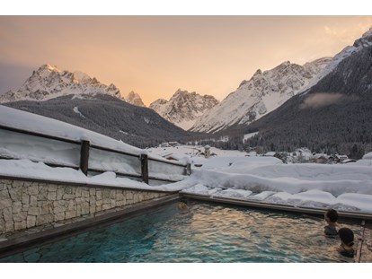 Hotels an der Piste - Dolomiten - Außenpool im Winter - Berghotel Sexten Dolomiten