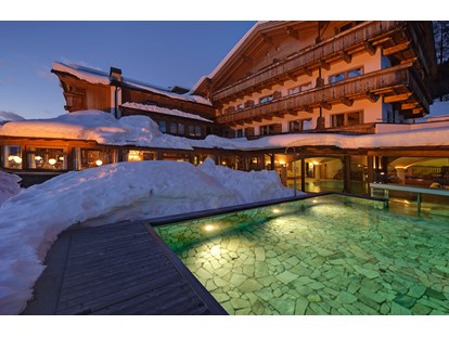 Hotels an der Piste - Ladestation Elektroauto - Dolomiten - Außenansicht Winter - Berghotel Sexten Dolomiten