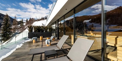 Hotels an der Piste - Pools: Innenpool - Vals/Mühlbach - Terrasse Saunabereich - Hotel Seeber