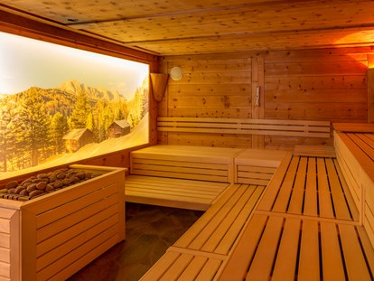 Hotels an der Piste - Skigebiet Gröden - Finnische Zirbensauna (90° C) bzw. Kräutersauna (55°C)
16 m² große Sauna bestehend aus Natursteinplatten und naturbelassenem heimischem Zirbenholz.

Finnish Pinewood Sauna (90° C) & Herbal-Sauna (55°C)
The 16 m² sauna is made of local pinewood and natural stone slabs.

Sauna in Cirmolo (90 °C) e Sauna alle Erbe (55°C)
La sauna finlandese di 16 m² é fatta di legno di cirmolo locale e lastre di pietra naturale. - Hotel Jägerheim***s