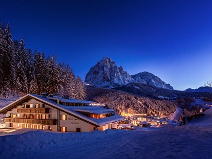 Hotels an der Piste - Skiservice: Wachsservice - Skigebiet Gröden - By night - Hotel Jägerheim***s