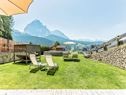 Hotels an der Piste - Skiservice: vorhanden - Wolkenstein (Trentino-Südtirol) - Schöne Gartenanlage beim Hotel - Hotel Jägerheim***s