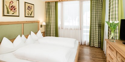Hotels an der Piste - Pools: Innenpool - Wolkenstein-Gröden - "Pala di Santa" Suite Schlafzimmer - Sporthotel Obereggen