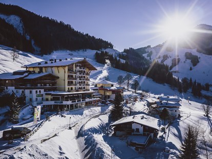 Hotels an der Piste - Pinzgau - Außenansicht Winter - Familienresort Ellmauhof - das echte All Inclusive ****S
