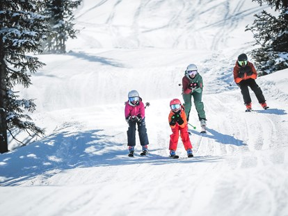 Hotels an der Piste - Skikurs direkt beim Hotel: für Kinder - Ski fahren am Ellmauhof - Familienresort Ellmauhof - das echte All Inclusive ****S