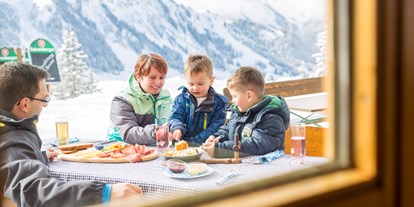 Hotels an der Piste - Skikurs direkt beim Hotel: für Erwachsene - Berwang - Apres-Ski auf der Skihütte - Familotel Kaiserhof****
