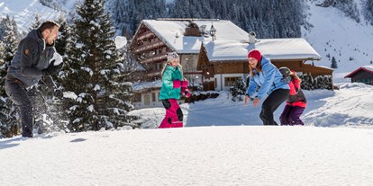 Hotels an der Piste - Hotel-Schwerpunkt: Skifahren & Wellness - Lermoos - Schneeballschlacht - Familotel Kaiserhof****