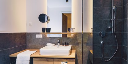 Hotels an der Piste - WLAN - Berchtesgaden - Badezimmer | Bathroom - Stockinggut by AvenidA | Hotel & Residences