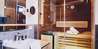 Hotels an der Piste - Skicircus Saalbach Hinterglemm Leogang Fieberbrunn - Badezimmer & Sauna | Bathroom & Sauna - Stockinggut by AvenidA | Hotel & Residences