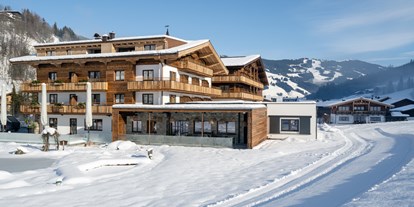 Hotels an der Piste - Hotel-Schwerpunkt: Skifahren & Ruhe - Dienten am Hochkönig - Außenansicht Hotel Winter - Ski & Bike Hotel Wiesenegg