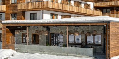 Hotels an der Piste - Verpflegung: Halbpension - Dienten am Hochkönig - Sonnenterrasse im Winter - Ski & Bike Hotel Wiesenegg