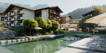 Hotels an der Piste - Sonnenterrasse - Reit im Winkl - Hotel Kaiser in Tirol | Naturbadeteich - Hotel Kaiser in Tirol