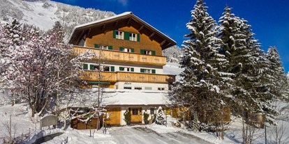 Hotels an der Piste - Trockenraum - Ski Arlberg - Hausansicht Winter - Pension Alwin