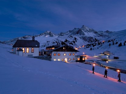 Hotels an der Piste - Skikurs direkt beim Hotel: für Erwachsene - Tirol - Nachtaufnahme Jagdschloss-Resort - Jagdschloss-Resort