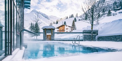 Hotels an der Piste - Hotel-Schwerpunkt: Skifahren & Kulinarik - Damüls - Beheizter Außenpool auch im Winter - Hotel Warther Hof