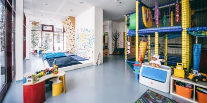 Hotels an der Piste - Pools: Innenpool - St. Anton am Arlberg - Kinderspielzimmer - Kinderbetreuung ab 3 Jahre 5 Tage pro Woche - Hotel Warther Hof