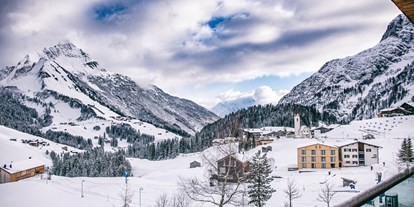 Hotels an der Piste - Skikurs direkt beim Hotel: für Erwachsene - Schröcken - Blick Richtung Lechtal - Hotel Warther Hof