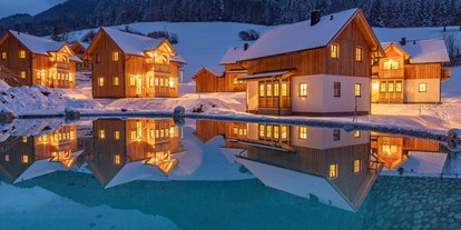 Hotels an der Piste - Ladestation Elektroauto - Hinterstoder - Außenansicht Winter mit Teich - Narzissendorf Zloam