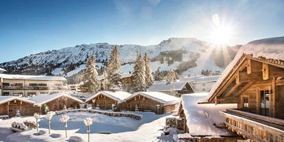 Hotels an der Piste - Suite mit offenem Kamin - Allgäu - Das Chalet Dorf erstrahlt im Winterkleid - Alpin Chalets Oberjoch