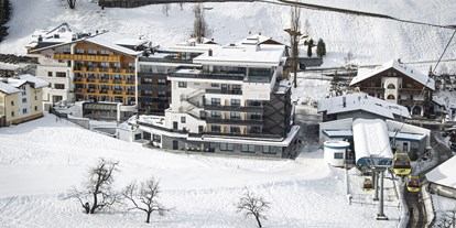 Hotels an der Piste - Sonnenterrasse - Ischgl - Aussenansicht und Bahnnähe Winter - Active Nature Resort Das SeeMount