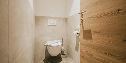 Hotels an der Piste - Skiverleih - Schladming - Separates WC im Doppelzimmer Deluxe - FIRSTpeak Zauchensee