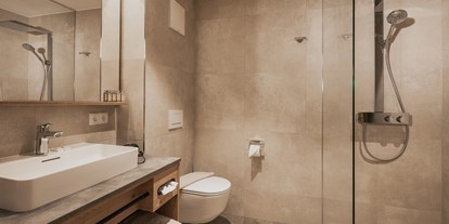 Hotels an der Piste - Wellnessbereich - Skigebiet Zauchensee-Flachauwinkl - Badezimmer im Doppelzimmer Superior - FIRSTpeak Zauchensee