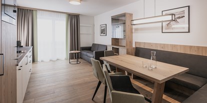 Hotels an der Piste - Klassifizierung: 4 Sterne - Kleinarl - Wohn- und Essbereich Appartement Suite - FIRSTpeak Zauchensee