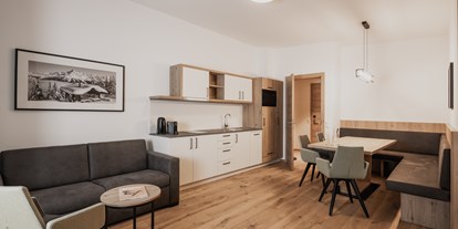 Hotels an der Piste - Preisniveau: gehoben - Altenmarkt im Pongau - Wohn- und Essbereich Junior Suite - FIRSTpeak Zauchensee
