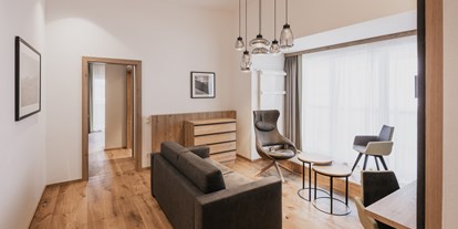 Hotels an der Piste - Verpflegung: Halbpension - Katschberghöhe - Wohnbereich Panorama Suite - FIRSTpeak Zauchensee