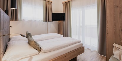Hotels an der Piste - Pools: Innenpool - Pongau - Schlafzimmer Panorama Suite - FIRSTpeak Zauchensee