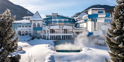 Hotels an der Piste - Skiraum: versperrbar - Kleinarl - Aussenansicht Schlosshotel Lacknerhof Outdoor Pool  - Schlosshotel Lacknerhof****S Flachau