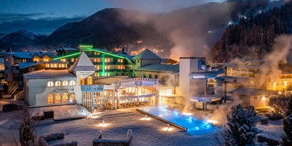 Hotels an der Piste - Hotel-Schwerpunkt: Skifahren & Kulinarik - Flachau - Außenansicht Schlosshotel Lacknerhof Winter Abend  - Schlosshotel Lacknerhof****S Flachau