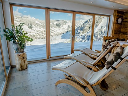 Hotels an der Piste - Hotel-Schwerpunkt: Skifahren & Wellness - Ferienwohnung mit Sauna in Saalbach-Hinterglemm. Unser Panoramawellnessbereich hat eine atemberaubende Aussicht auf Hinterglemm - Ferienwohnungen Perfeldhof