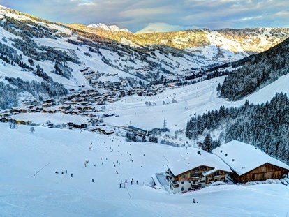 Hotels an der Piste - Hotel-Schwerpunkt: Skifahren & Wellness - Aussicht ins Tal bei Tagesanbruch - Ferienwohnungen Perfeldhof