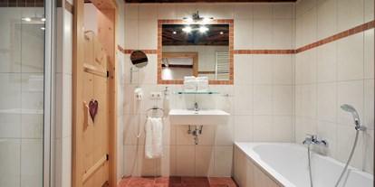 Hotels an der Piste - Abtenau - Badezimmer en suite mit Dusche, Badewanne, WC, Haarfön, Kosmetikspiegel - Almdorf Flachau