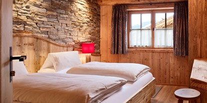 Hotels an der Piste - Rodeln - Snow Space Salzburg - Flachau - Wagrain - St. Johann - Schlafzimmer mit Doppelbett - Promi Alm Flachau