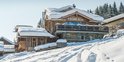 Hotels an der Piste - Rodeln - Snow Space Salzburg - Flachau - Wagrain - St. Johann - Chalet im Winter - Promi Alm Flachau