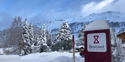 Hotels an der Piste - Ski-In Ski-Out - Davos Dorf - Aussicht Hoteleingang - Bestzeit Lifestyle & Sport Hotel