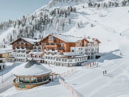 Hotels an der Piste - Skikurs direkt beim Hotel: für Kinder - Ski Obertauern - Hotel Schneider Außenansicht - Hotel Schneider ****superior