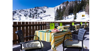 Hotels an der Piste - Preisniveau: gehoben - Skiregion Alta Badia - Terrasse auf der Skipiste - Sports&Nature Hotel Boè