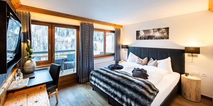 Hotels an der Piste - Hotel-Schwerpunkt: Skifahren & Ruhe - Schweiz - Alpine Superior Doppelzimmer
Edle Einrichtung, Holzboden, Sternenhimmel. 
Vom Zimmer und vom grosszügigen Balkon aus haben Sie eine herrliche Aussicht auf die Samnauner Bergwelt. 
Ausgestattet mit Flatscreen-HDTV, Radio und Zimmersafe. Gratis-WLan. Im Badezimmer finden Sie zudem einen Haartrockner, einen Kosmetikspiegel, flauschige Frotteewäsche, Pure Herbs-Pflegeprodukte und weitere Hygieneartikel. Bademantel für den Besuch unseres hauseigenen Wellnessbereichs. Aussen-Parkplatz im Zimmerpreis inkludiert. Keine Zusatzbetten. Keine Haustiere. - LARET private Boutique Hotel | Adults only