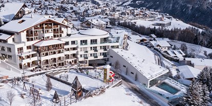 Hotels an der Piste - Pools: Infinity Pool - See (Kappl, See) - Hotel Ansicht Winter - Baby- & Kinderhotel Laurentius
