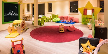 Hotels an der Piste - Skiraum: versperrbar - Zams - Kinderbetreuung ab dem 6. Lebenstag - Jeden Tag von 08:30 - 21:00 Uhr - Baby- & Kinderhotel Laurentius