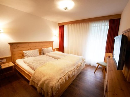 Hotels an der Piste - geführte Skitouren - Saas-Fee - Panorama Suite - Schlafzimmer - Hotel Bristol *** Saas-Fee